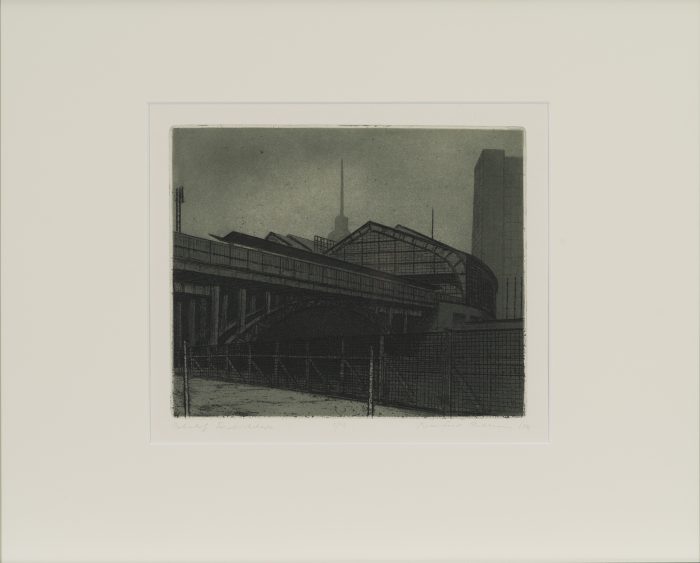 Abbildung vom Werk Manfred Butzmann, Bahnhof Friedrichstraße (aus der Mappe: Steinernes Berlin I, Blatt 17), 1982, Aquatintaradierung auf Hahnemühle Bütten, 30,5 x 35,8 cm, Kunstsammlung der Berliner Volksbank K 1085 © VG Bild-Kunst, Bonn 2025, Foto: Peter Adamik